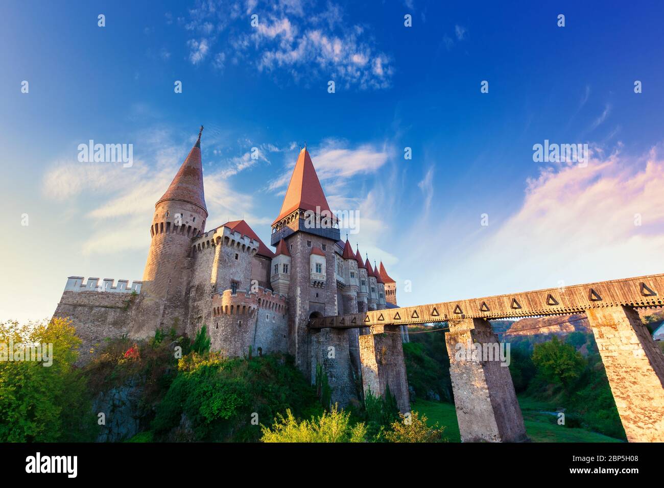 Famouse Corvins Schloss in hunedoara bei Sonnenaufgang. Eines der größten in europa und ist in einer Liste von sieben Wunder von rumänien. Fantastische Morgenlandschaft Stockfoto
