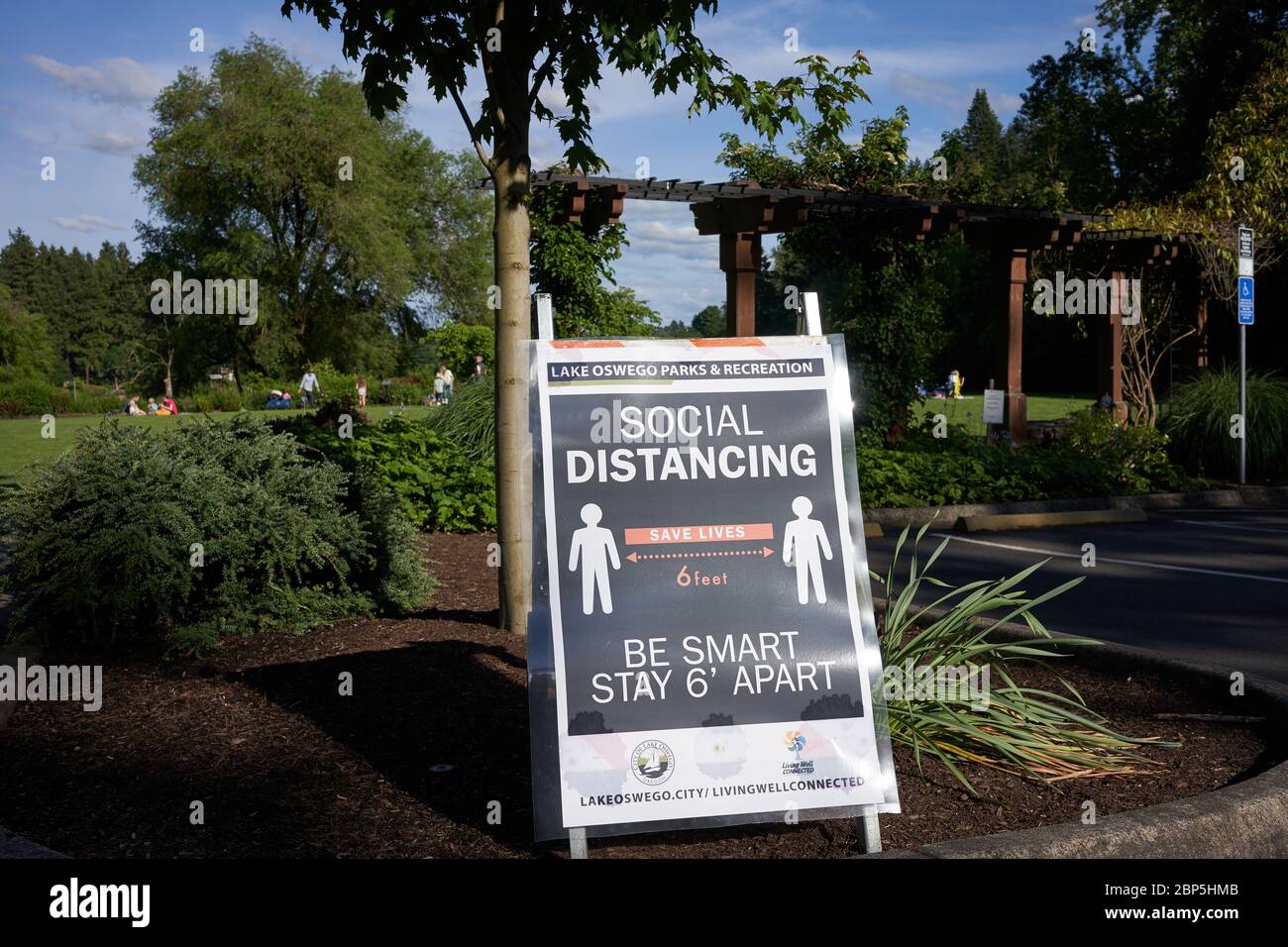 Das Schild in einem Park erinnert die Menschen daran, soziale Distanz zu üben, während mehrere Freizeitbereiche und Parks in Oregon mit begrenztem Tageszugang wieder eröffnet werden. Stockfoto