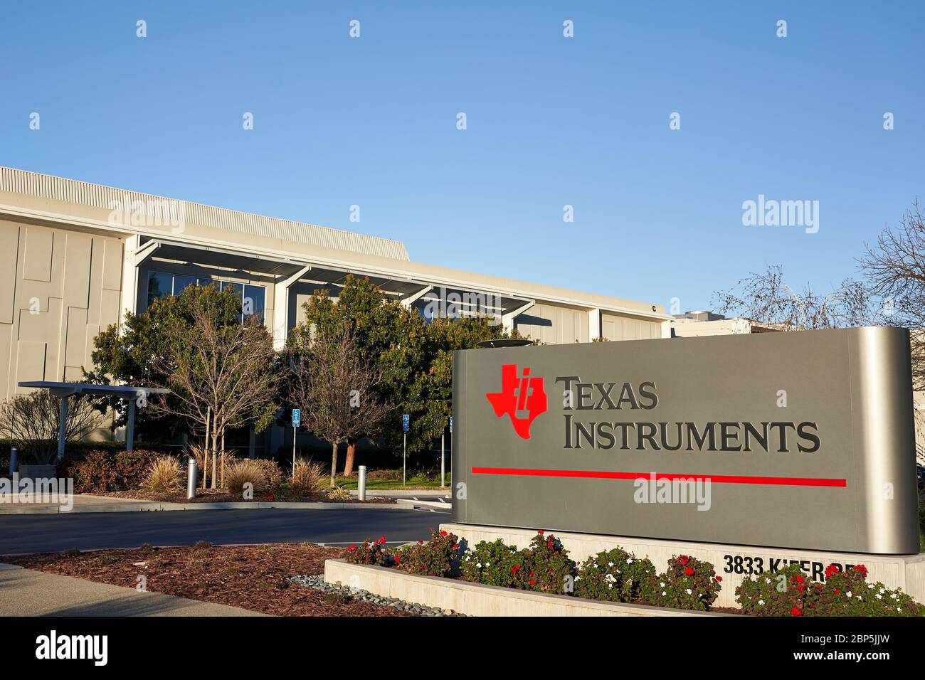 Das amerikanische Halbleiterdesign- und -Herstellungsunternehmen Texas Instruments Incorporated hat seinen Campus im Silicon Valley in Santa Clara, Kalifornien. Stockfoto
