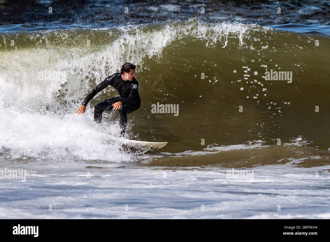 Ein Surfer reitet am 17. Mai 2020 eine Welle in Los Angeles, Kalifornien. Los Angeles County öffnete seine Strände für den aktiven Gebrauch wieder, während die Menschen Gesichtsmasken tragen und soziale Distanz beibehalten müssen, während der Landkreis versucht, COVID-19 Infektionen zu reduzieren. (Foto von Ronen Tivony/Sipa USA) *** Bitte verwenden Sie das Guthaben aus dem Feld Guthaben *** Quelle: SIPA USA/Alamy Live News Stockfoto