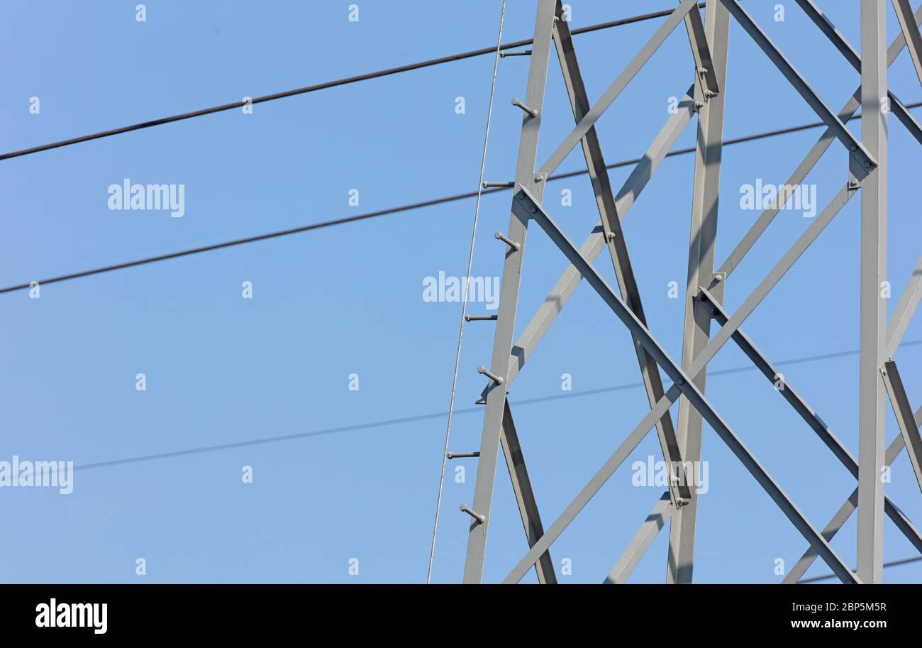 Hochspannungs-Strom-Pylon gegen blauen Himmel mit Blitzableiter, Niederlande Stockfoto