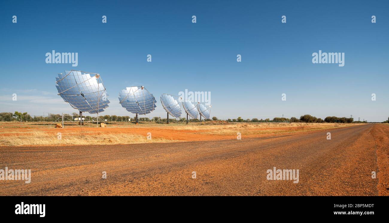 Solar-Windpark Strom Erzeugung Gerichte in Windorah, Queensland, Australien Stockfoto