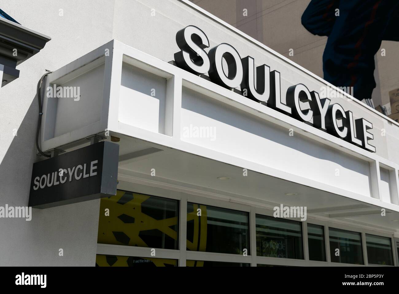 Ein Logo-Schild vor einem SoulCycle-Standort in Washington, D.C. am 12. Mai 2020. Stockfoto