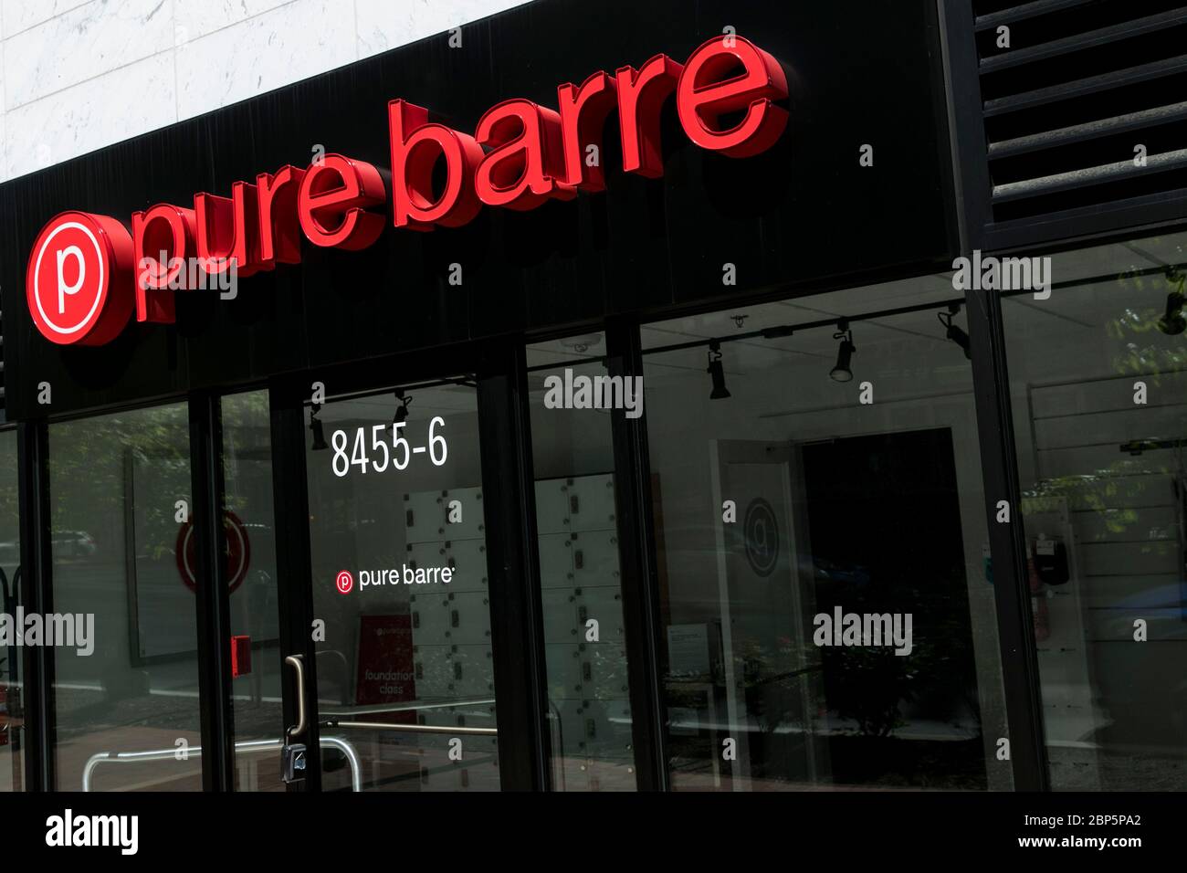 Ein Logo-Schild vor einem Pure Barre Standort in Silver Spring, Maryland am 12. Mai 2020. Stockfoto