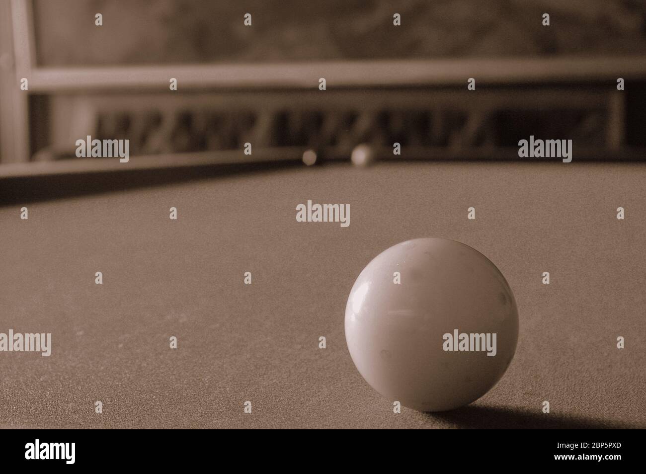 Billardkugel auf Sepia baize Stockfoto