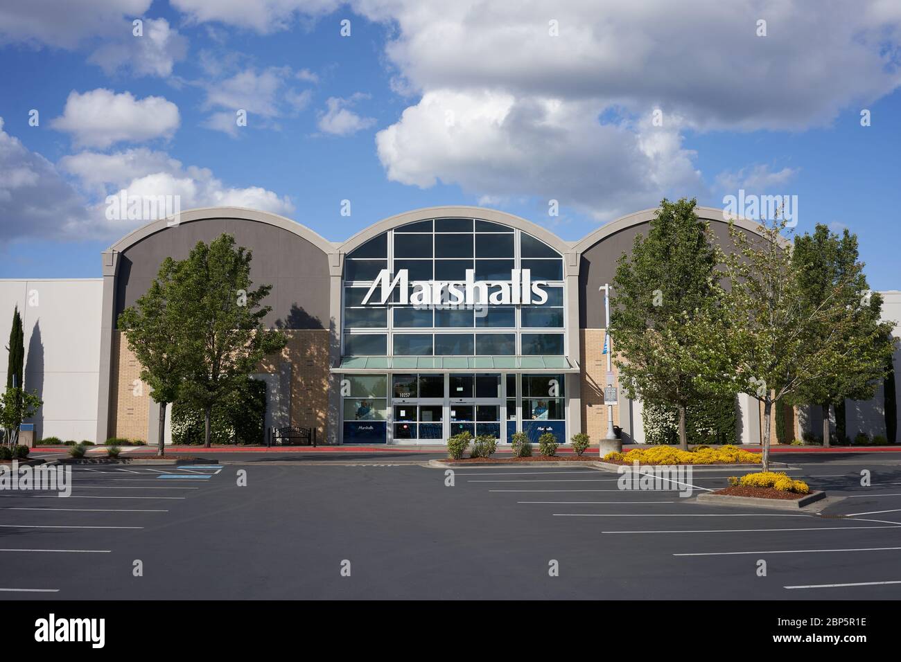 Geschlossenes Marshalls-Kaufhaus im Cascade Station Shopping Centre im Nordosten von Portland, Oregon, während der Coronavirus-Pandemie. Stockfoto