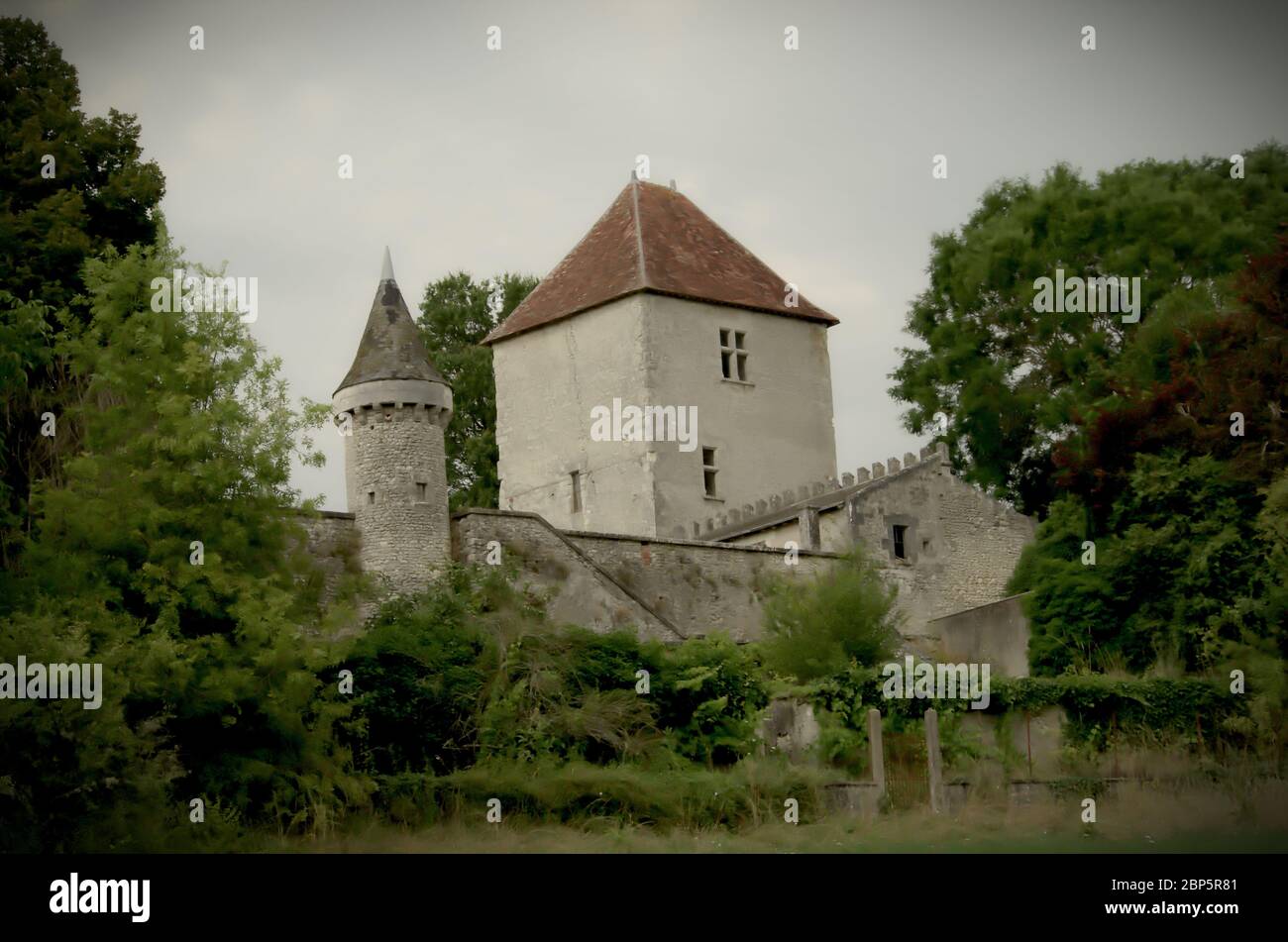 Haus und Turm in einer rustikalen Umgebung in der Landschaft der Region Indre, Frankreich Stockfoto