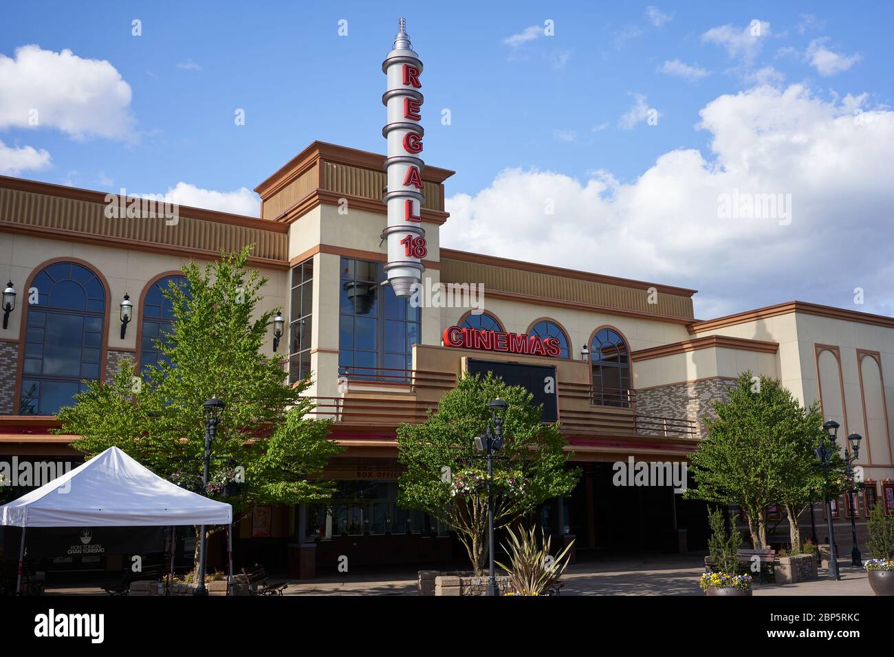 Tigard, OR, USA - 6. Mai 2020: Geschlossene Regal Cinemas-Location im Bridgeport Shopping Centre in Tigard, Oregon, während der Coronavirus-Pandemie. Stockfoto