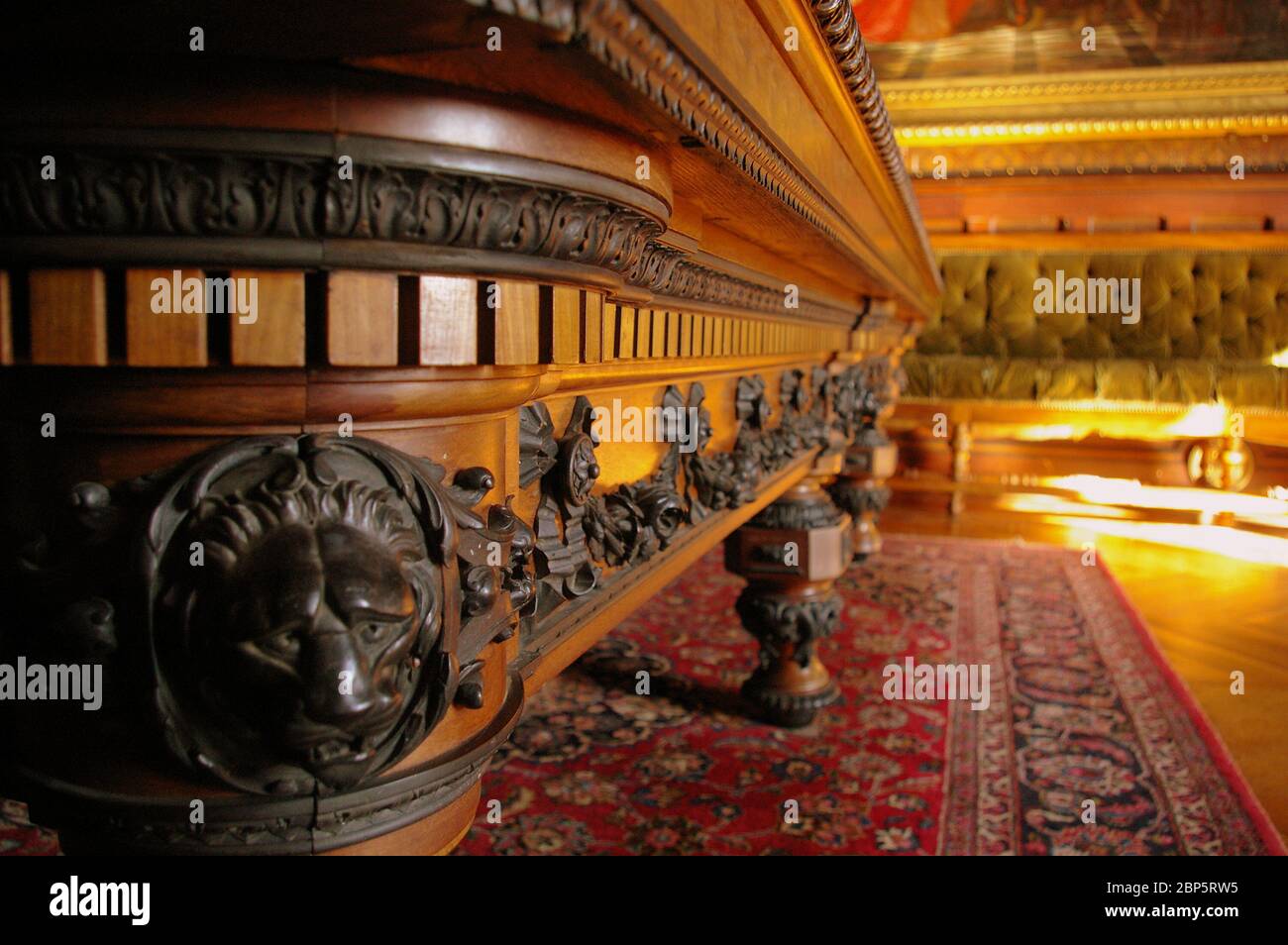 Historischer, kunstvoller Billardtisch in einem Schloss in Frankreich Stockfoto