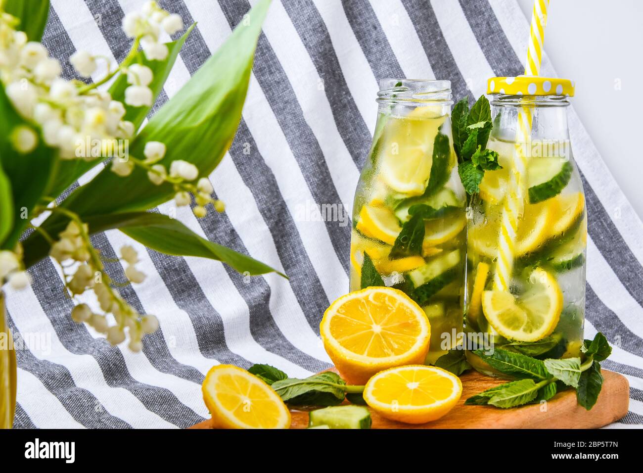 Limonade, Mojito mit geschnittenen Zitronen und Gurken, Minzblätter auf dem Schneidebrett, sommerliche erfrischende Detox-Getränke, selektiver Fokus, Bouquet Lilie der va Stockfoto