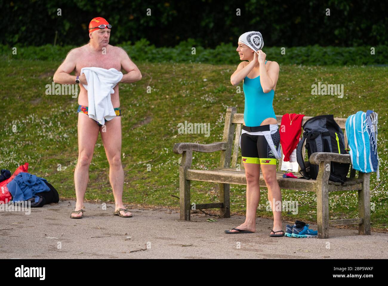 Schwimmer wechseln draußen im Serpentine Lido im Hyde Park, London, während es nach der Lockerung der Lockdown-Maßnahmen für Mitglieder des Serpentine Swimming Club wieder geöffnet wird. Stockfoto