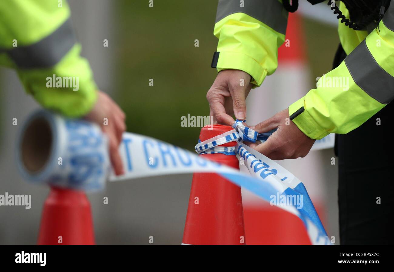 Polizeibeamte am Tatort in der King Street, Blackburn, nach dem Tod einer Frau durch eine mutmaßliche Schussverletzung am Sonntag. PA-Foto. Bilddatum: Montag, 18. Mai 2020.Siehe PA Geschichte POLIZEI Blackburn. Foto-Kredit sollte lauten: Peter Byrne / PA Wire Stockfoto