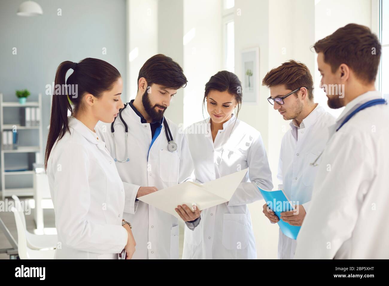 Ein Team von Ärzten diskutiert in einem Gespräch die Diagnose eines Patienten in einem Klinikbüro. Stockfoto