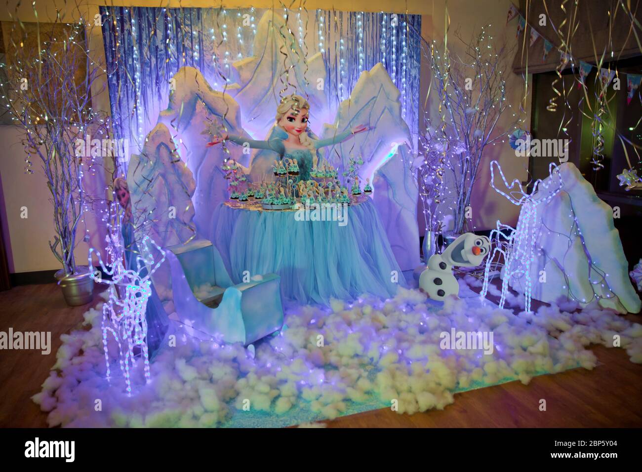 Frozen's Magic in a Candy Bar. Geburtstagsideen für "Frozen Party" für  "Candy Bar". Baku, Aserbaidschan. 16.12.2018 Stockfotografie - Alamy