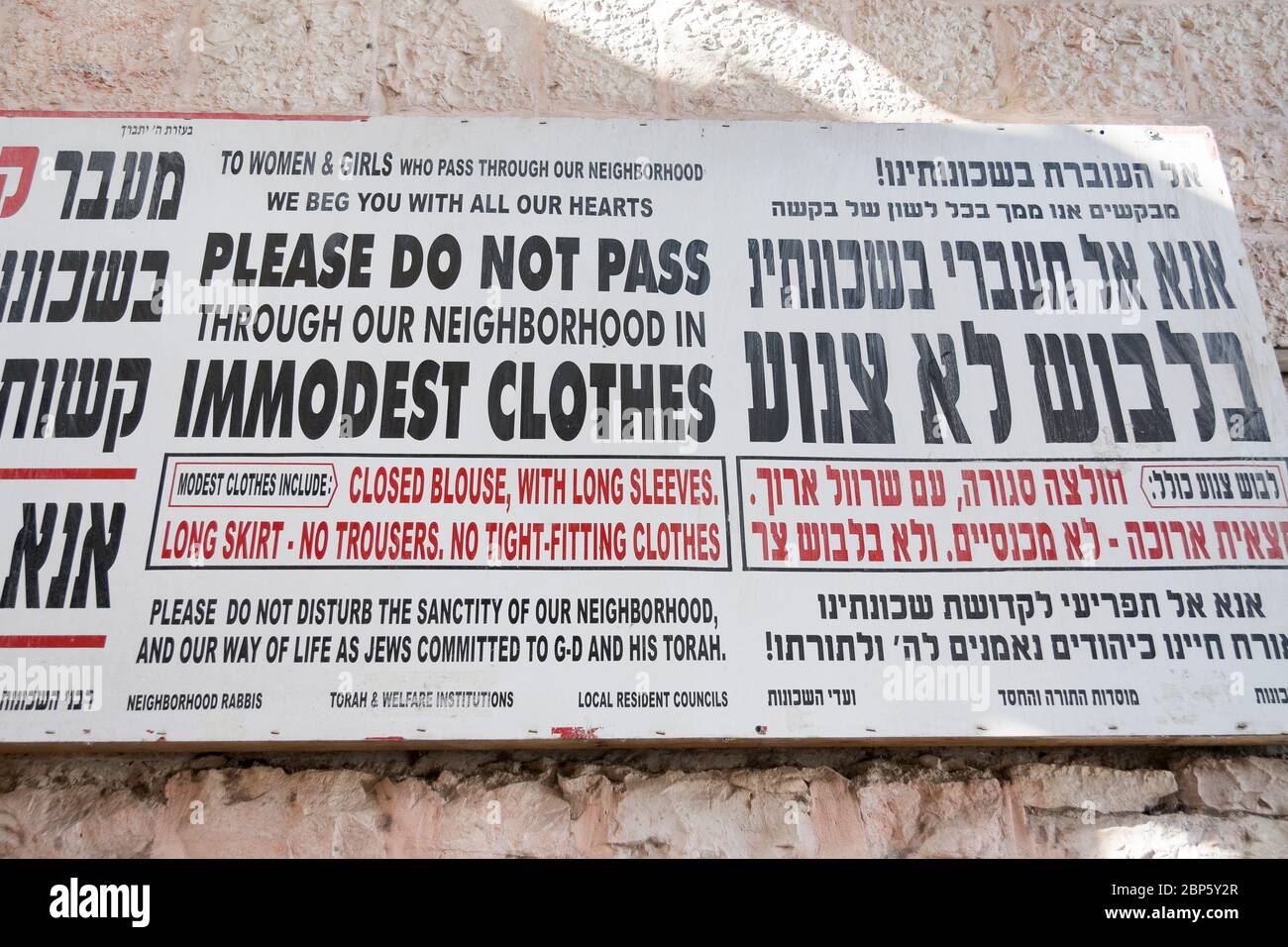 Warnschild gegen unbescheidene Kleidung in Mea Shaarim ultra orthodoxen Nachbarschaft, Jerusalem, Israel Stockfoto
