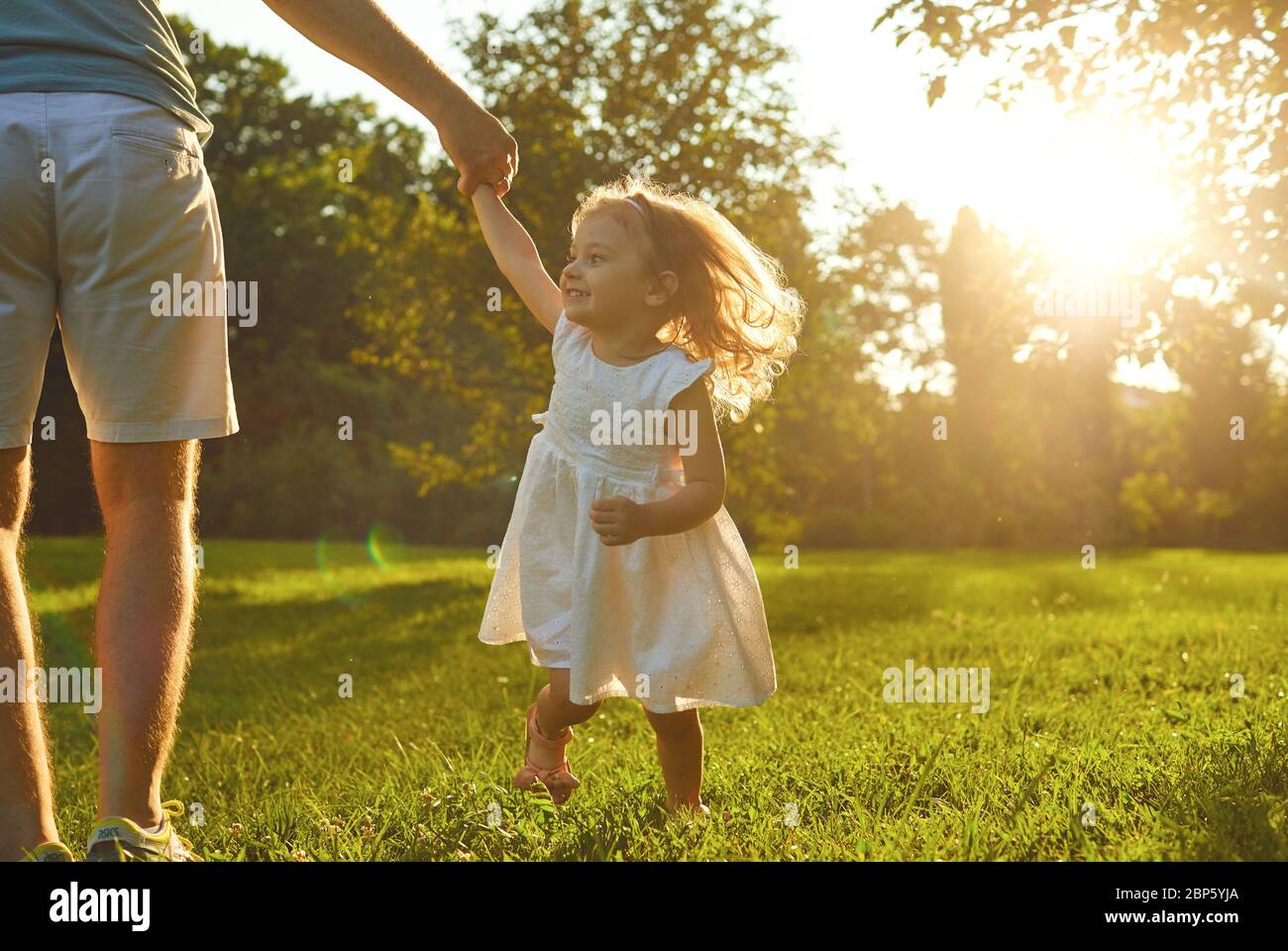 Vatertag. Vater spielt mit seiner Tochter im Sommerpark. Stockfoto