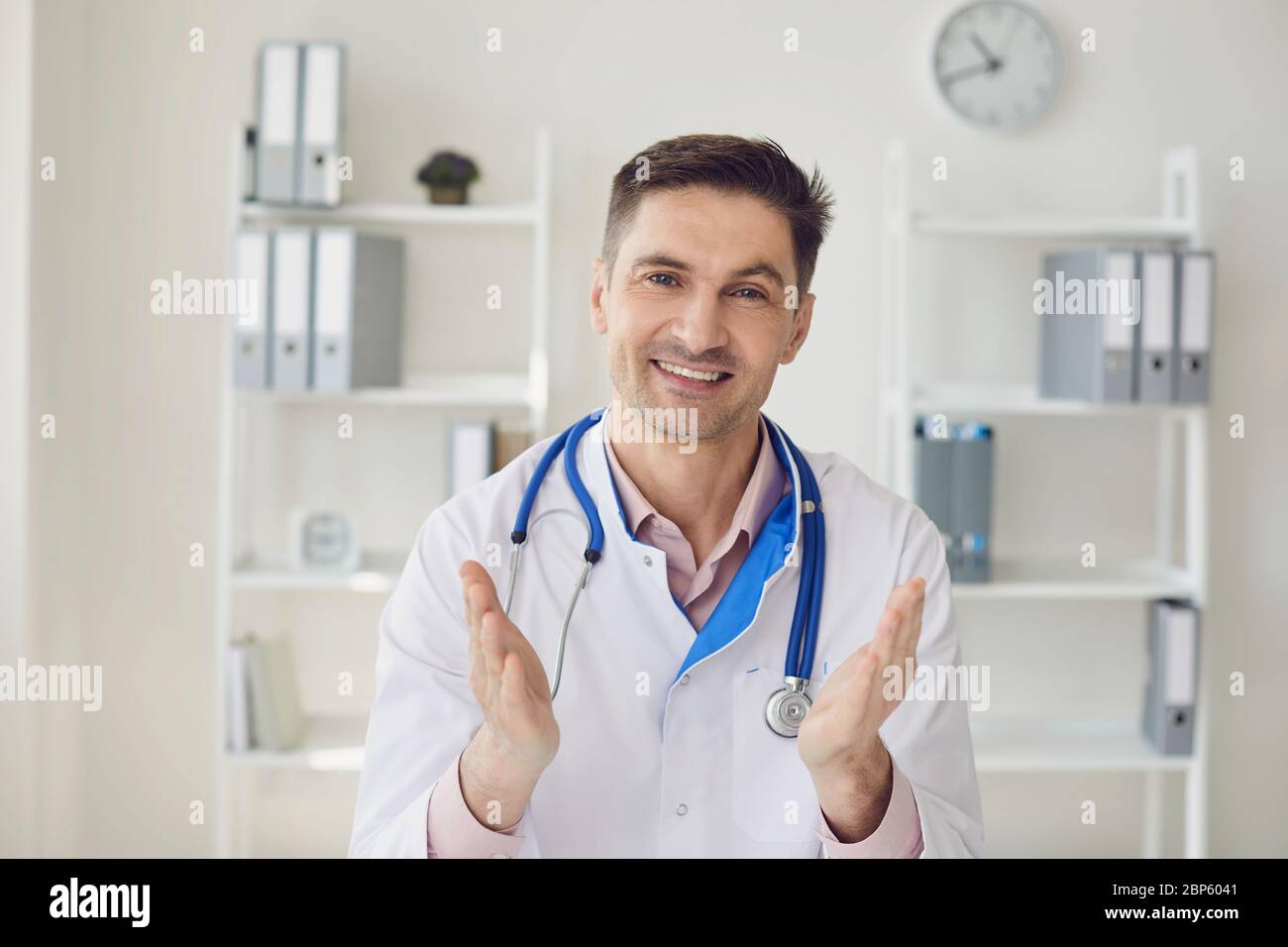 Arzt spricht mit Patient Online-Video-Chat-Anruf Konferenzgespräch. Stockfoto
