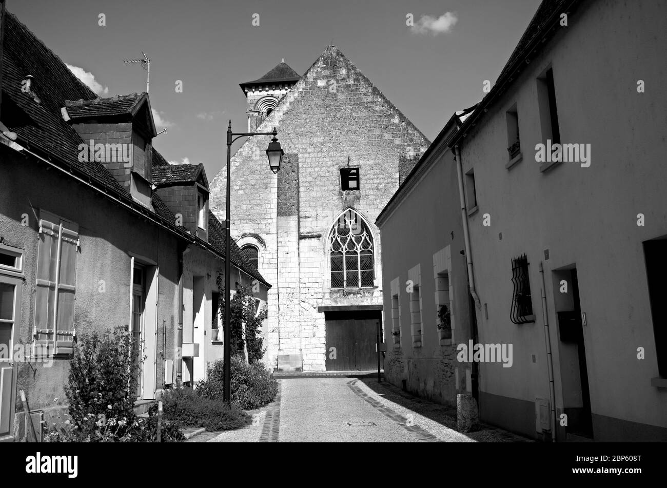 Monochrome Dorfstraße im ländlichen Frankreich Stockfoto