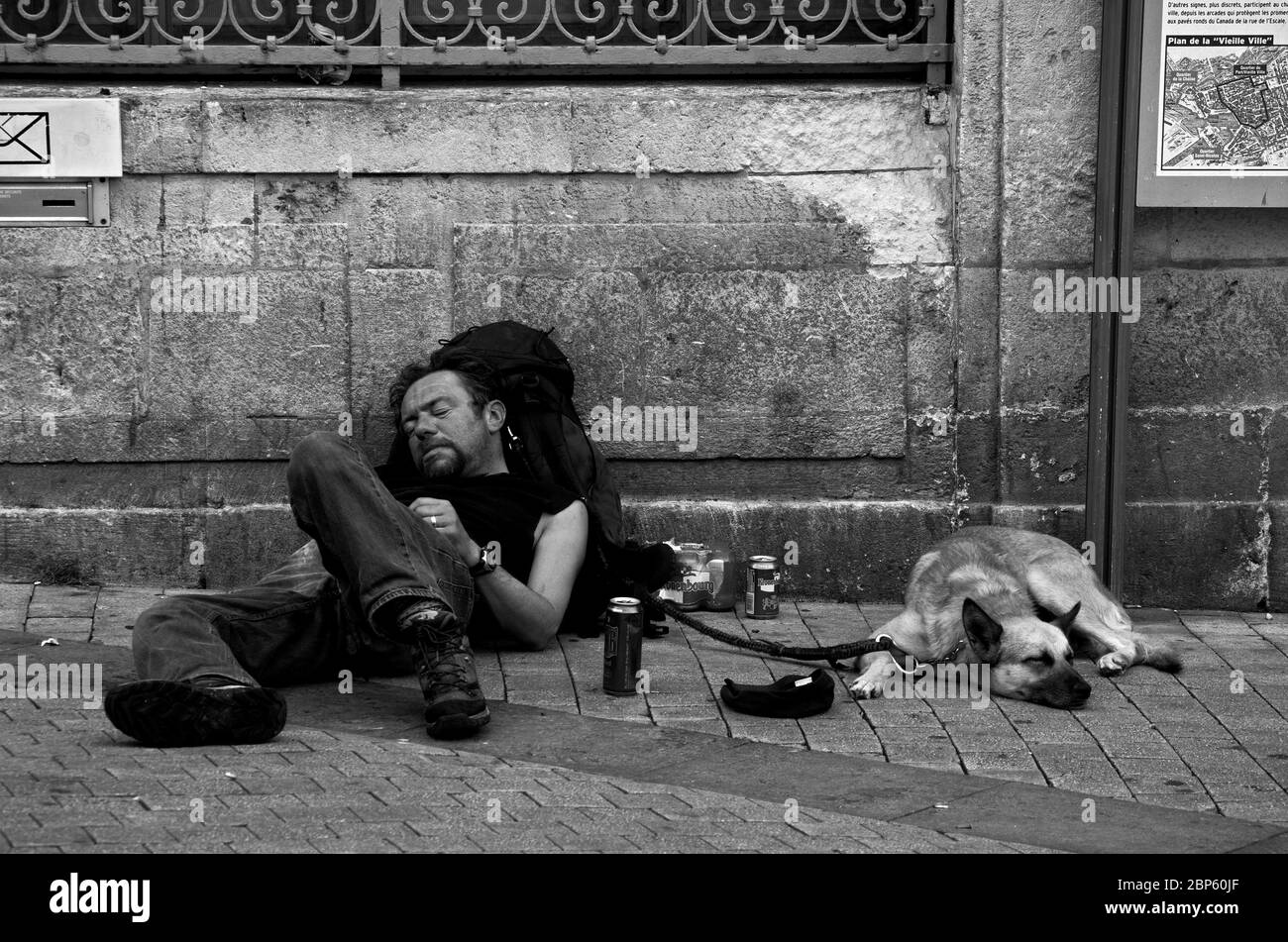 Schlafender Obdachloser Mann und Hund in La Rochelle Stockfoto