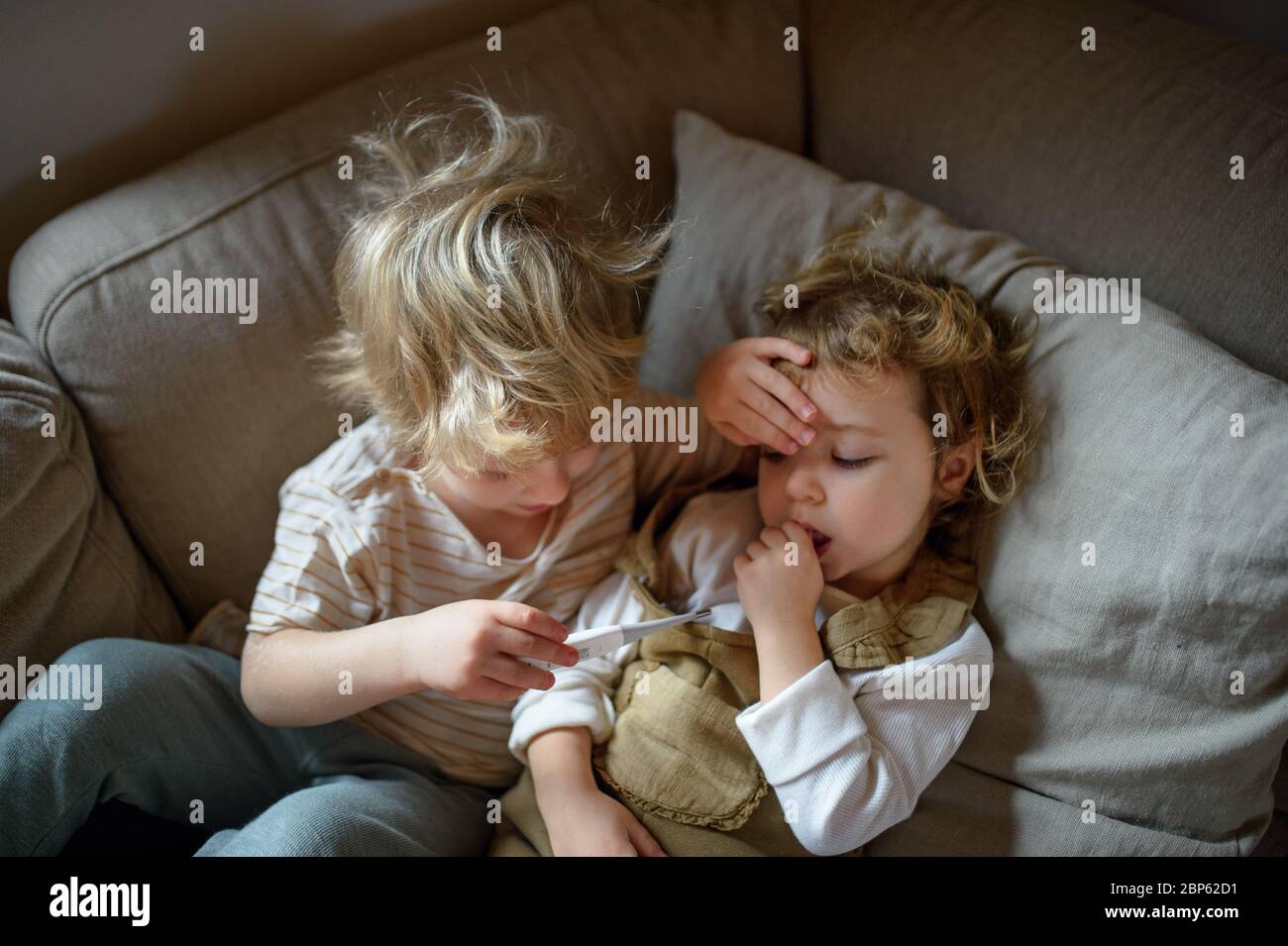 Zwei kleine kranke Kinder, Bruder und Schwester zu Hause im Bett liegend. Stockfoto