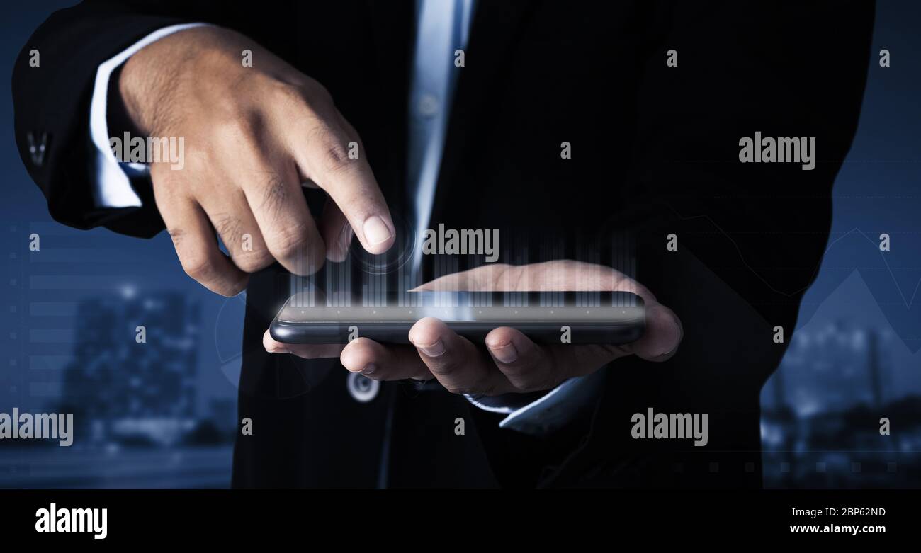 Hand Business man Touchscreen Smartphone 5G Service auf der Suche nach virtuellen Industrie Manager-Lösung mit modernem Netzwerk Interface, Innovation Graphen Stockfoto