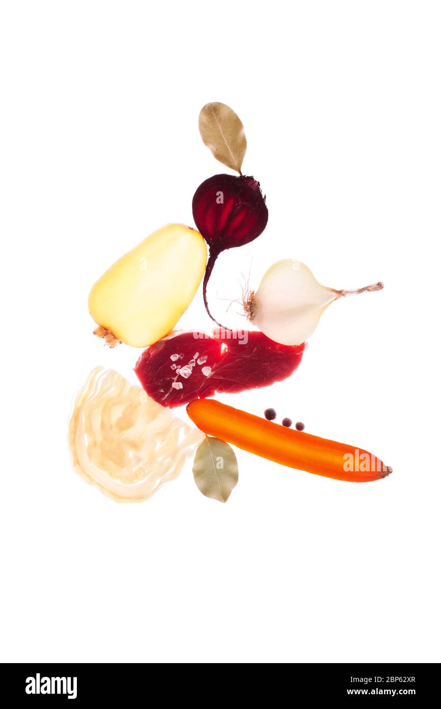 Kreatives Konzept des borscht Rezeptes. Geschnittenes Gemüse auf weißem Hintergrund mit Hintergrundbeleuchtung. Stockfoto