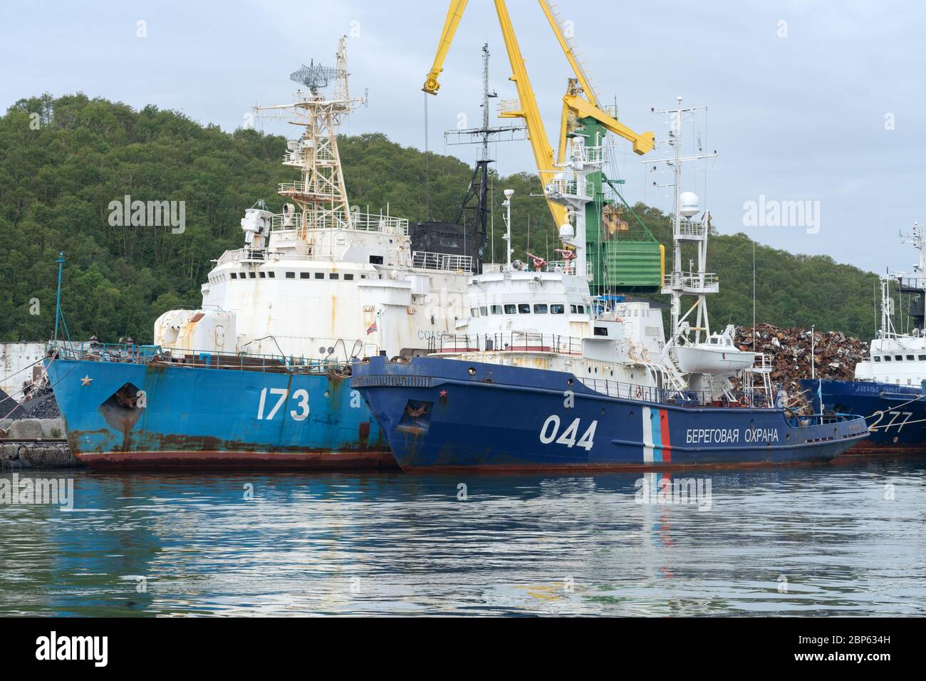 Kriegsschiffe Küstenwache der Grenzwache Service des russischen FSB an der Pier im Seehafen Petropawlowsk-Kamtschatski verankert. Pazifik, Halbinsel Kamtschatka Stockfoto