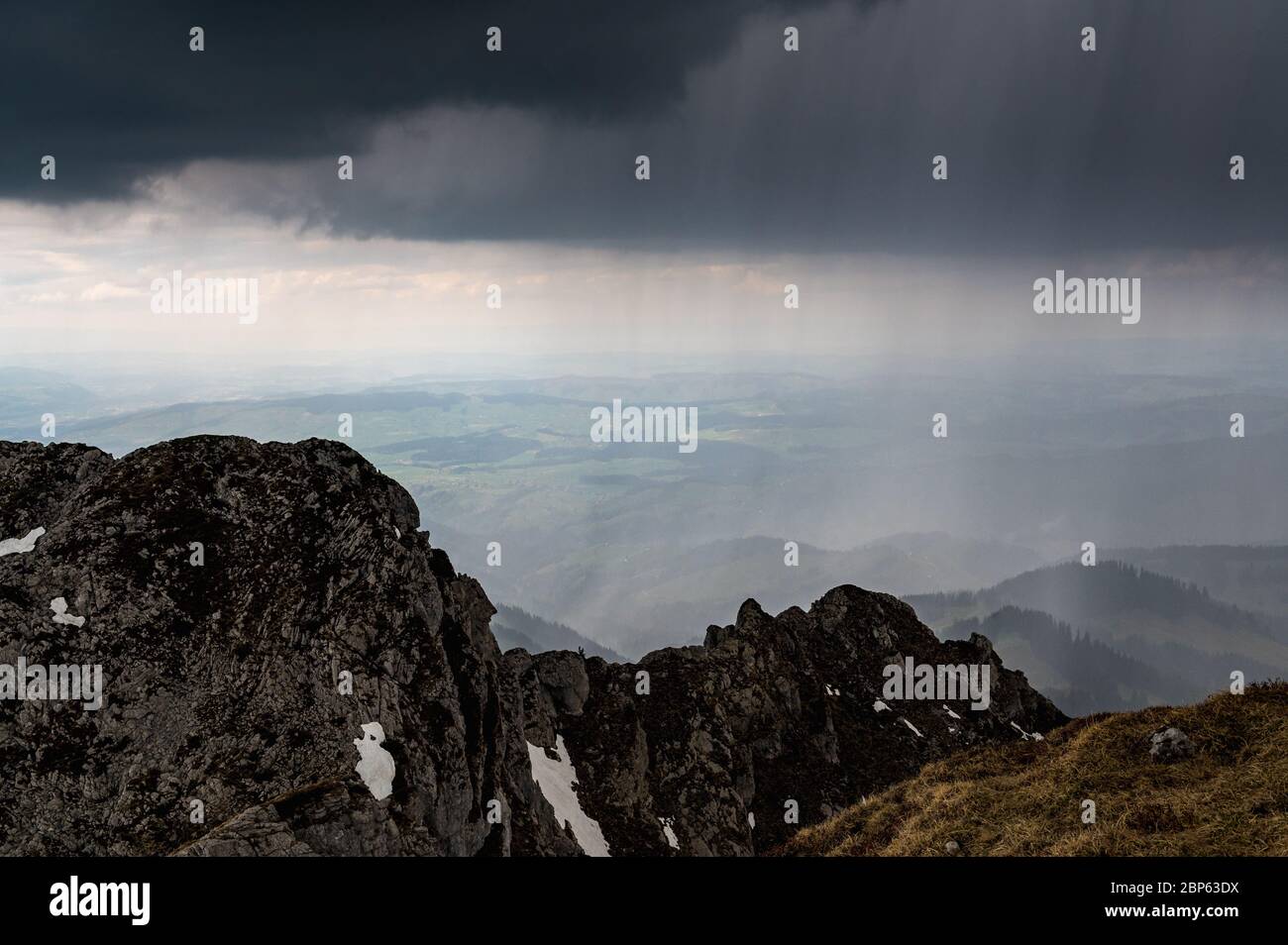 Blick vom Gipfel des Sigriswiler Rothorn bei Gewitter Stockfoto