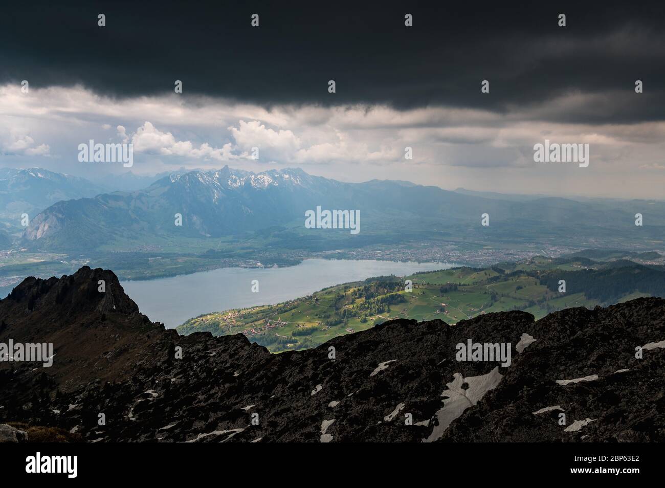 Blick vom Gipfel des Sigriswiler Rothorn bei einem Gewitter mit Thun und Thunersee Stockfoto