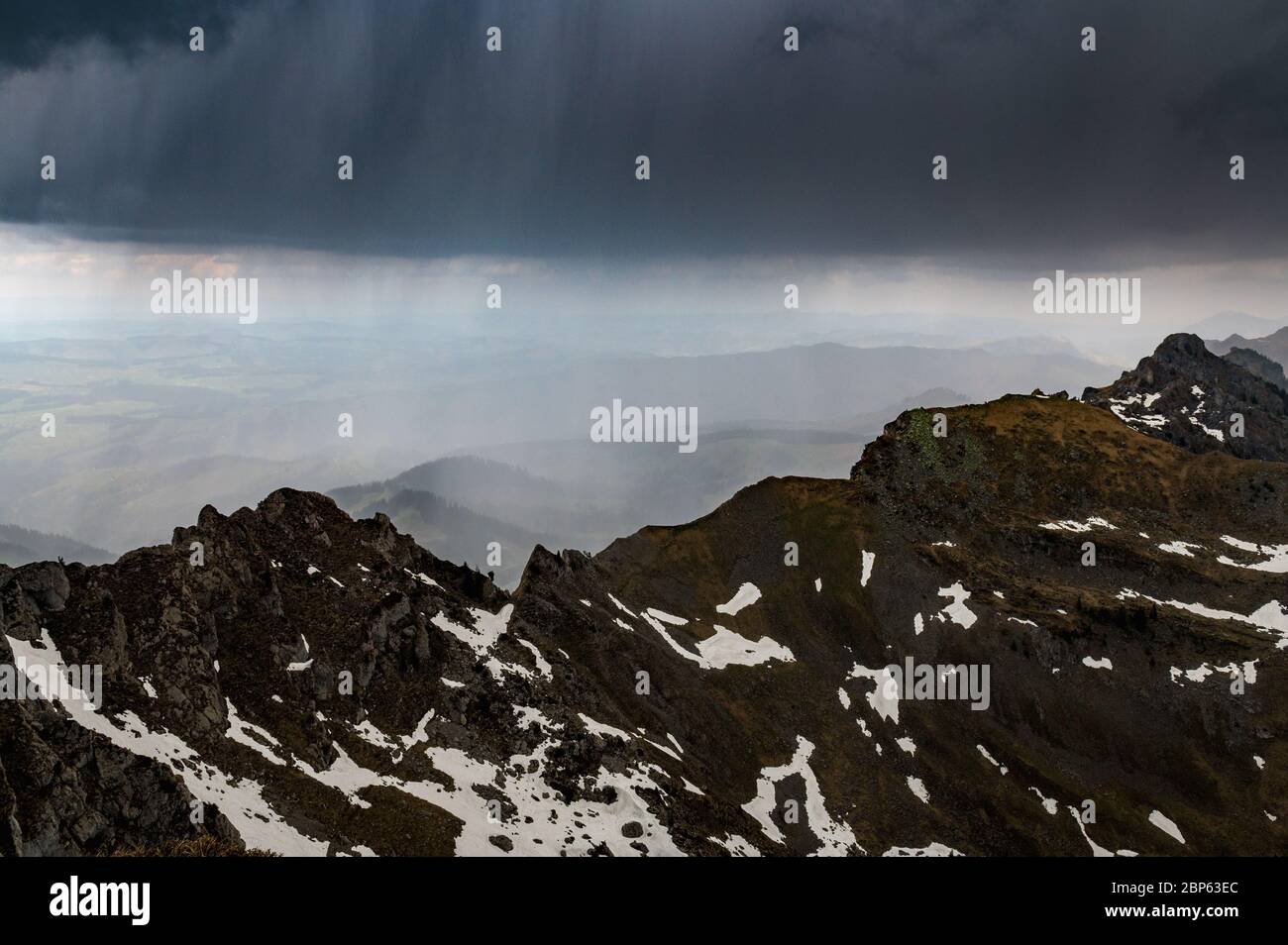 Blick vom Gipfel des Sigriswiler Rothorn bei Gewitter Stockfoto