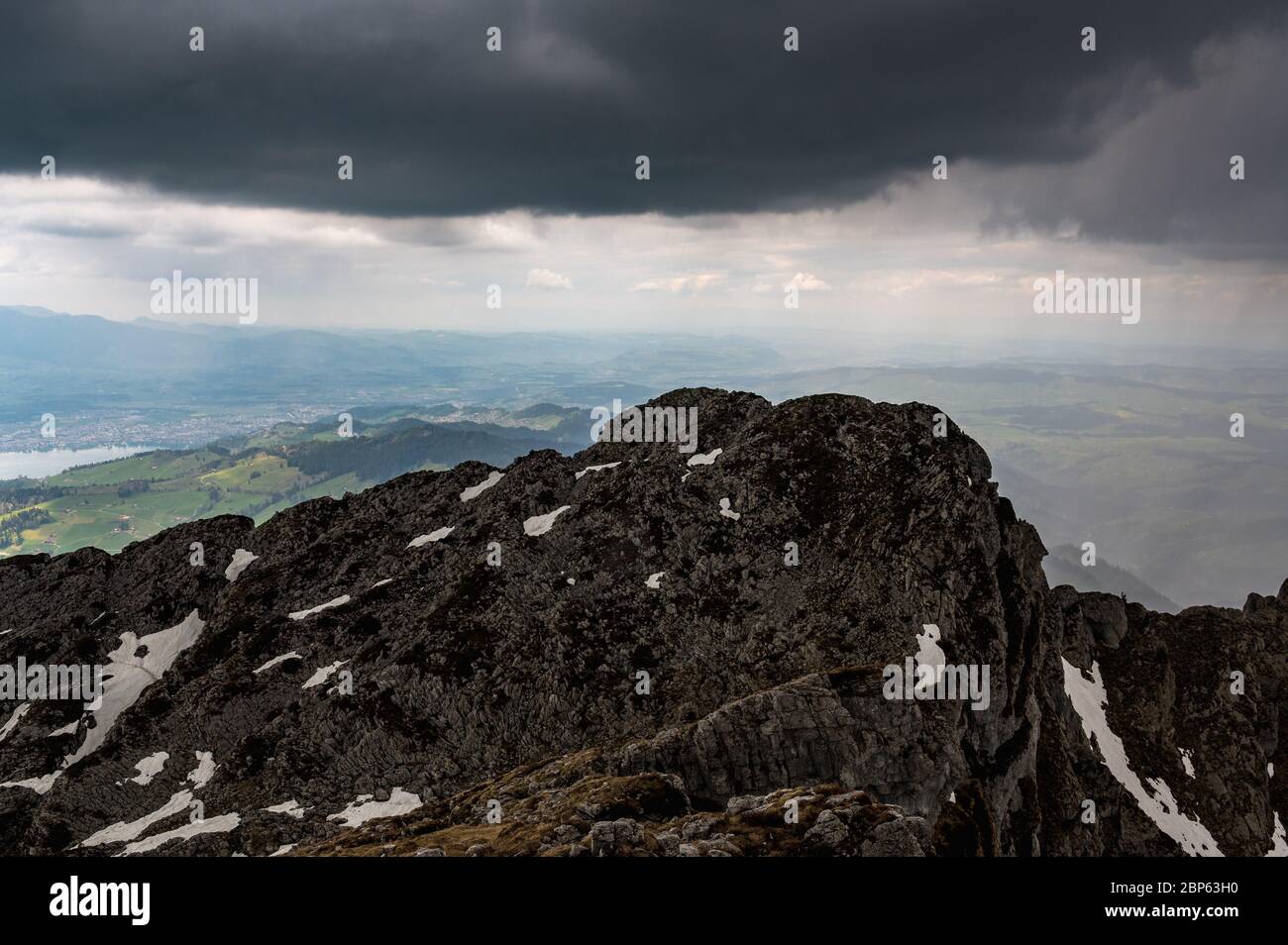 Blick vom Gipfel des Sigriswiler Rothorn bei Gewitter Stockfoto