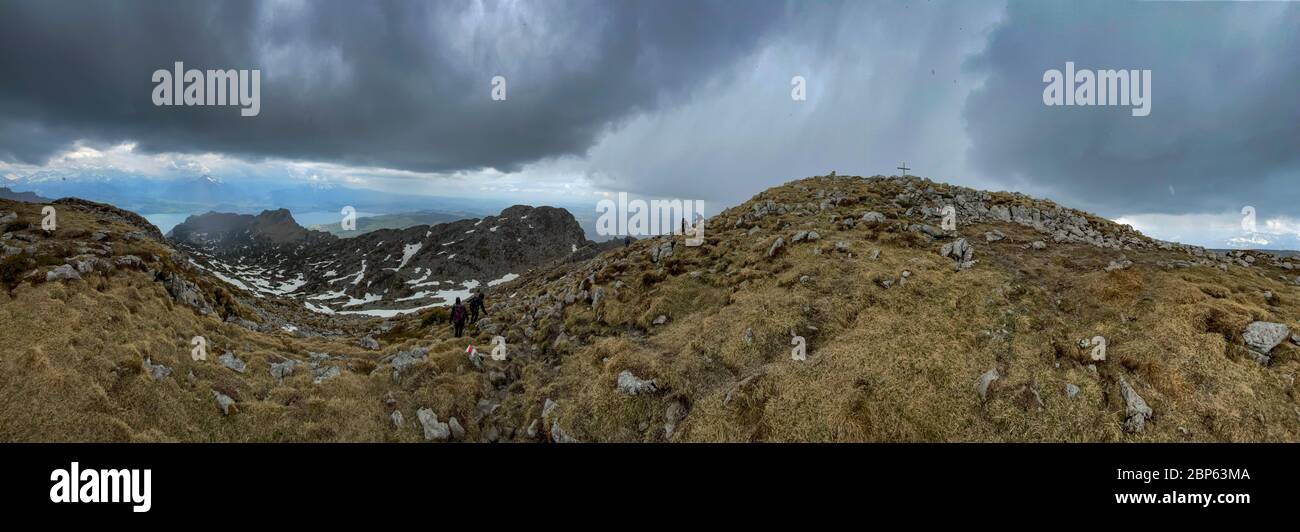 Blick vom Sigriswiler Rothorn über Thun und Thunersee an einem starken bevölkerten Tag Stockfoto