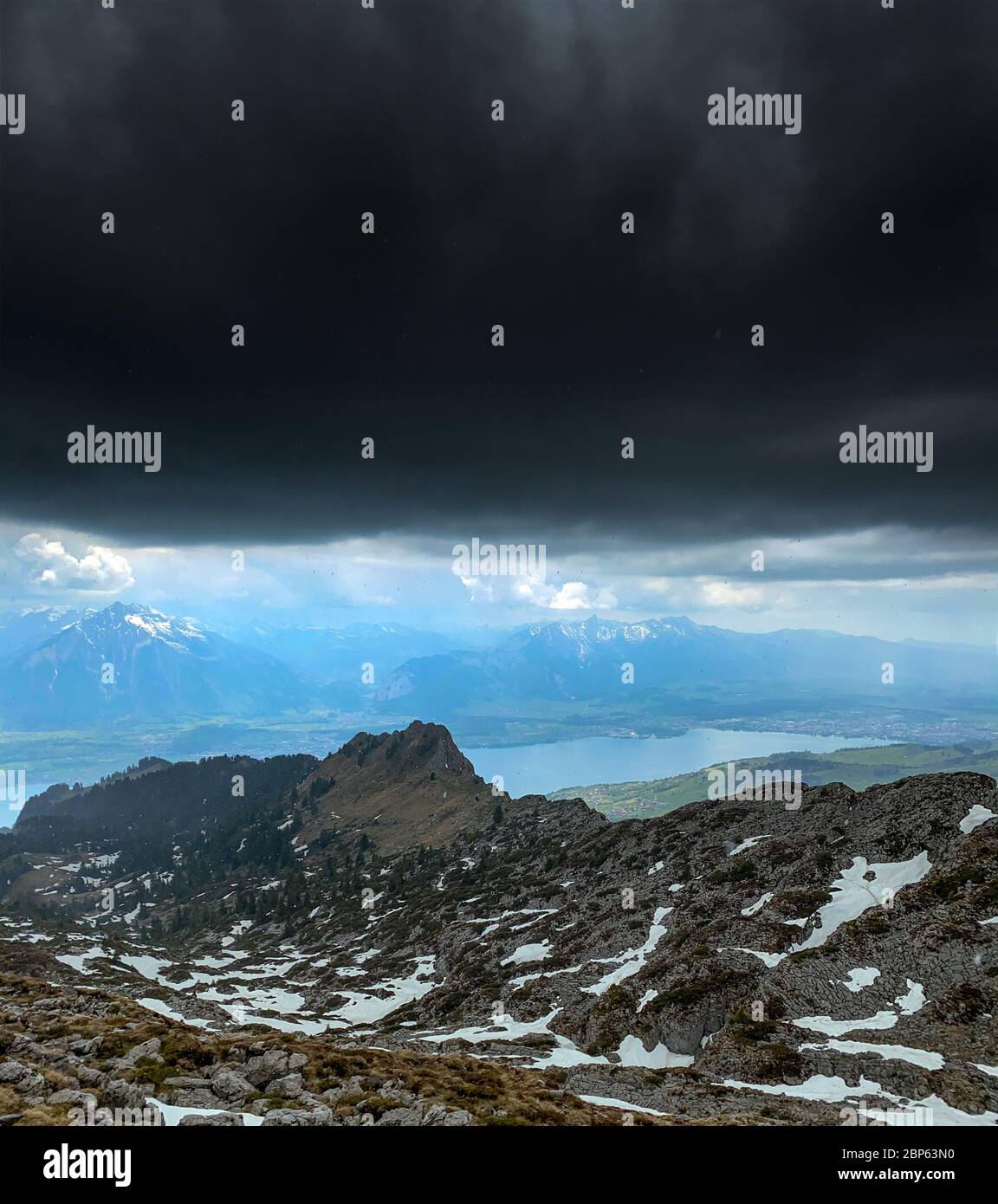 Blick vom Sigriswiler Rothorn über Thun und Thunersee an einem starken bevölkerten Tag Stockfoto