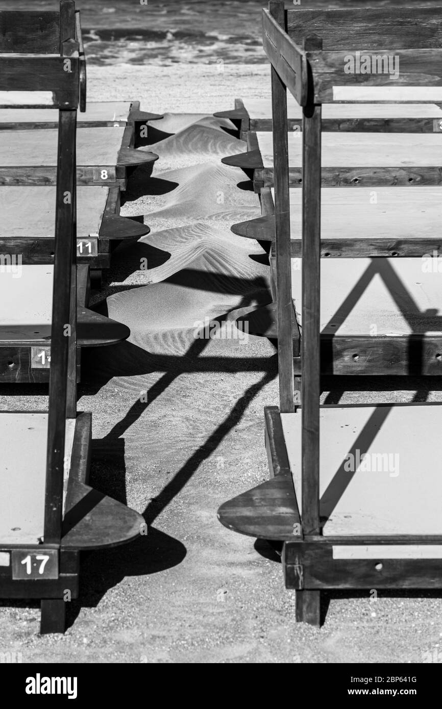 Abstrakte Bilder mit Schatten von Sonnenliegen auf dem Sand am Strand Playa Fanabe während Phase eins der Deeskalation des Covid 19, Coronavirus, Staat EME Stockfoto