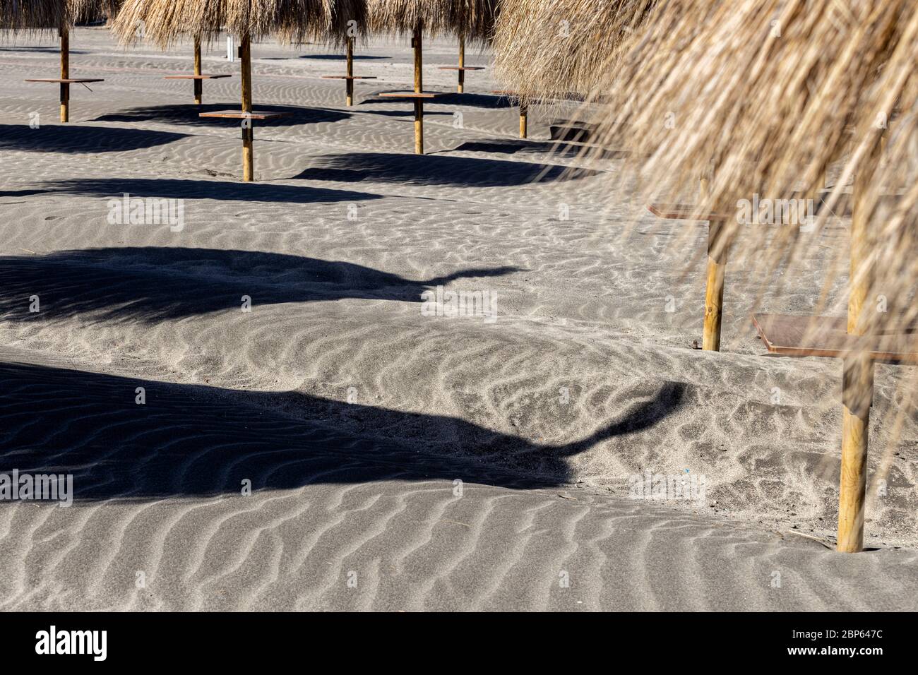 Abstrakte Bilder mit Schatten von Sonnenschirmen auf dem Sand am Strand Playa Fanabe während Phase eins der Deeskalation des Covid 19, Coronavirus, Staat Stockfoto