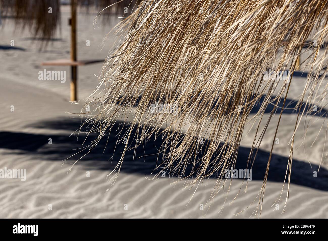 Abstrakte Bilder mit Schatten von Sonnenschirmen auf dem Sand am Strand Playa Fanabe während Phase eins der Deeskalation des Covid 19, Coronavirus, Staat Stockfoto