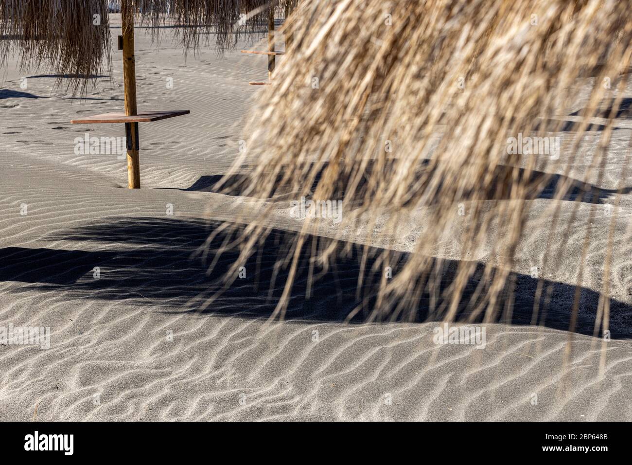 Abstrakte Bilder mit Schatten von Sonnenschirmen auf dem Sand am Strand Playa Fanabe während Phase eins der Deeskalation des Covid 19, Coronavirus, Staat Stockfoto