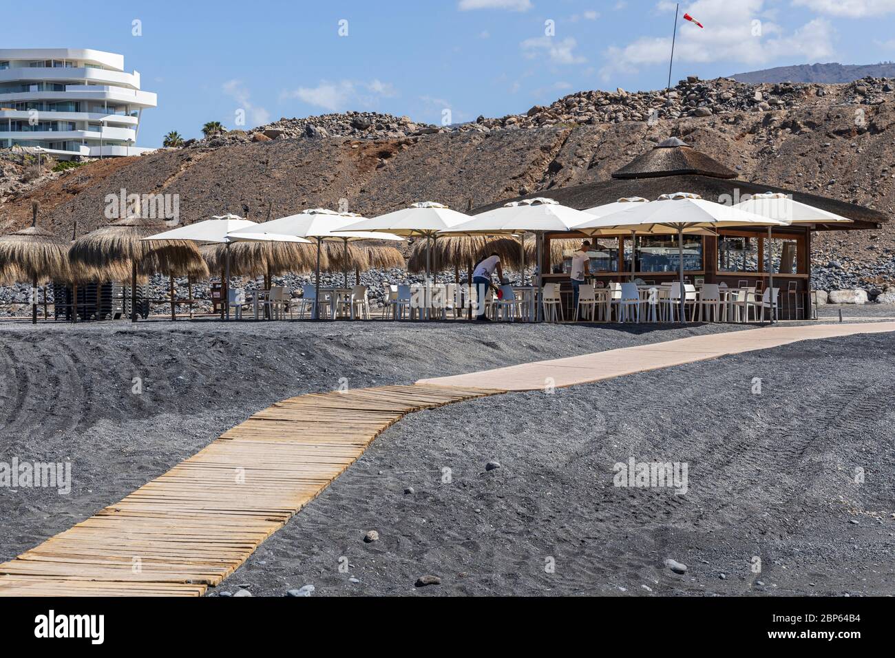 Coqueluche Beach Bar Kiosk bereitet sich auf die Wiedereröffnung am Strand Playa Enramada während der ersten Phase der Deeskalation des Covid 19, Coronavirus, Staat Emerg Stockfoto