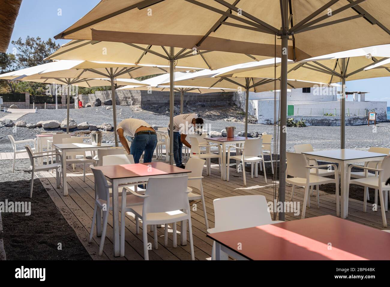 Reinigung der Terrassenmöbel am Coqueluche Beach Bar Kiosk Vorbereitung auf wieder öffnen am Strand Playa Enramada während der ersten Phase der Deeskalation der Stockfoto