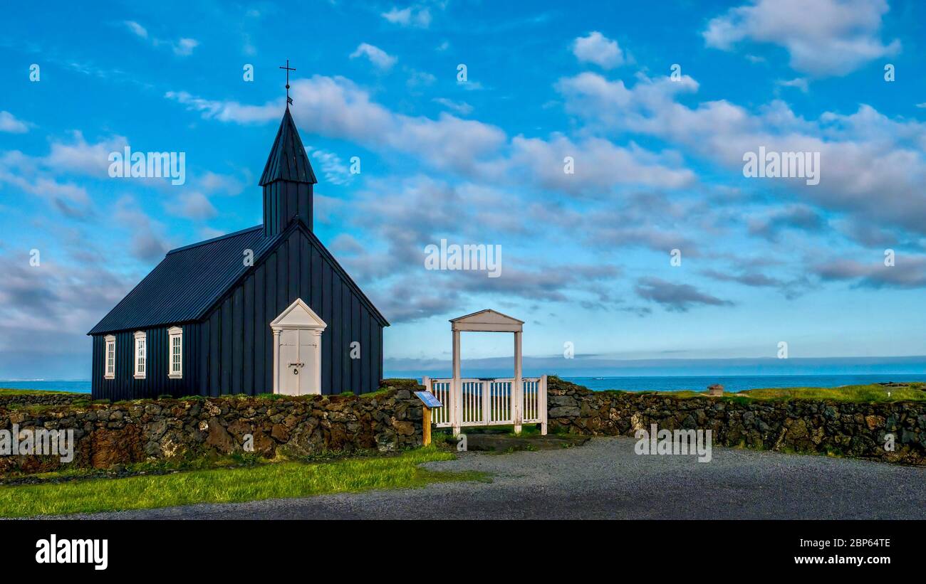 Die Wahrzeichen Schwarze Kirche von Budir in schönen Sommerabendessen Licht, auf der Snaefellsnes Halbinsel in West Island. Stockfoto Die Wahrzeichen Schwarze Kirche von Budir in schönen Sommerabendessen Licht, auf der Snaefellsnes Halbinsel in West Island. Stockfoto