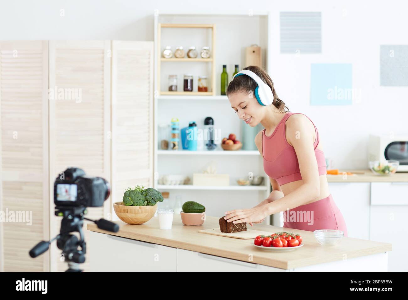 Porträt von jungen Fitness-Blogger Aufnahme Kochen Video in der Küche Innenraum, kopieren Raum Stockfoto