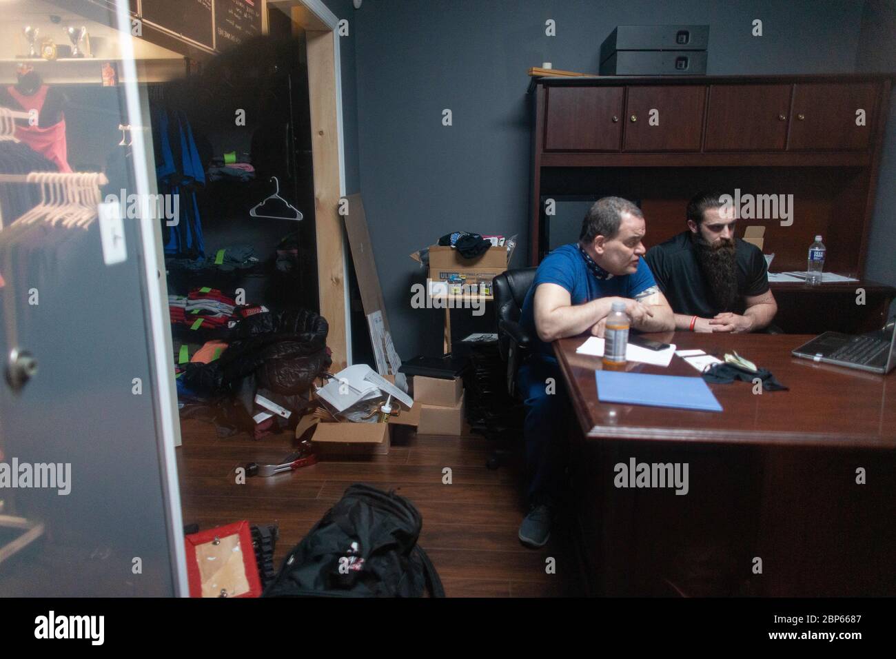 Bellmawr, New Jersey, USA. Mai 2020. Atilis Gym Besitzer Frank Trumbetti, links, und Ian Smith, treffen sich mit rechtsrat in Bellmawr, NJ, am Sonntag, 17. Mai 2020. Kredit: Dave Hernandez/ZUMA Wire/Alamy Live News Stockfoto