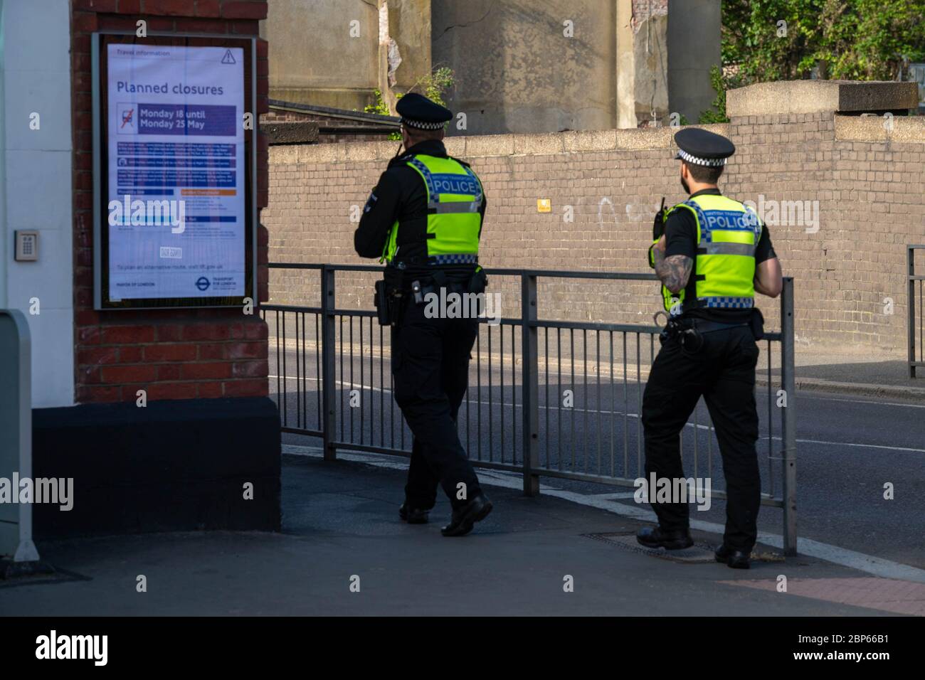 Brentwood Essex, 18. Mai 2020 Britische Verkehrspolizei im Dienst am TFLrail-Bahnhof in Brentwood Essex zur Massenkontrolle Quelle: Ian Davidson/Alamy Live News Stockfoto