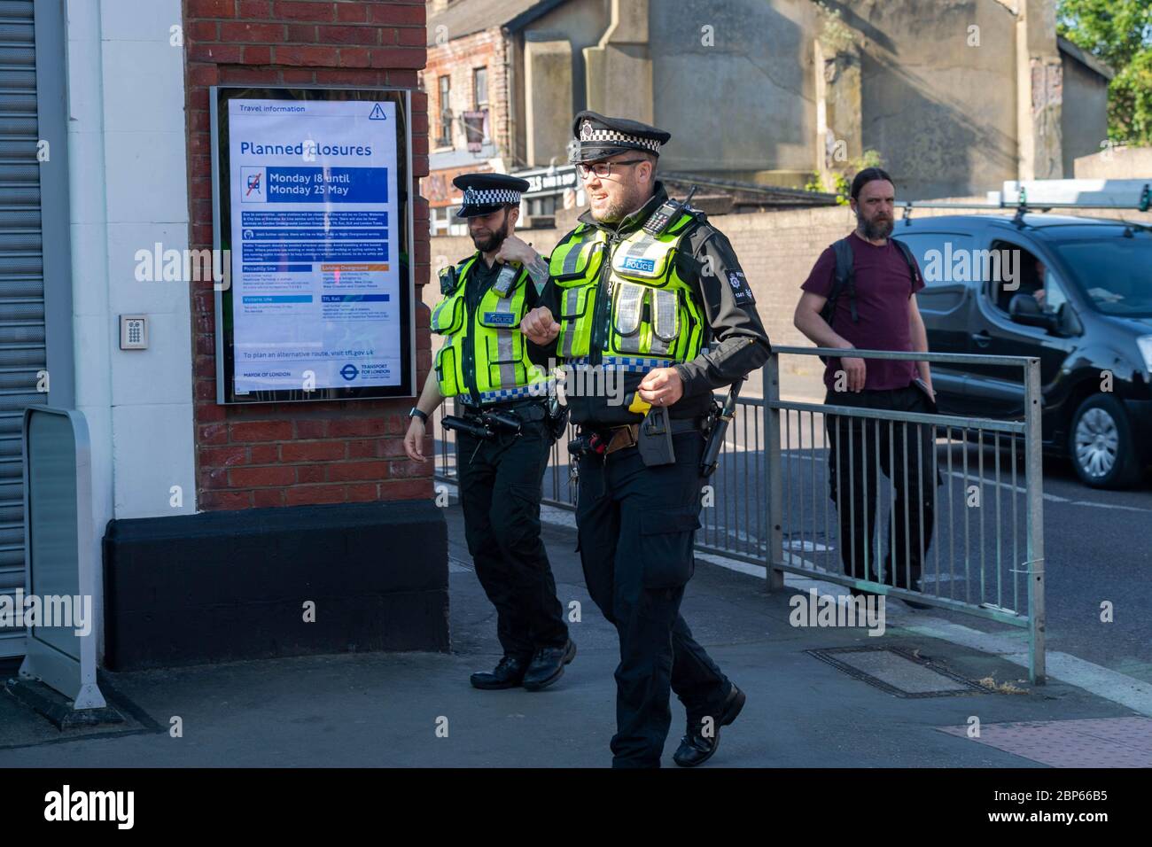Brentwood Essex, 18. Mai 2020 Britische Verkehrspolizei im Dienst am TFLrail-Bahnhof in Brentwood Essex zur Massenkontrolle Quelle: Ian Davidson/Alamy Live News Stockfoto