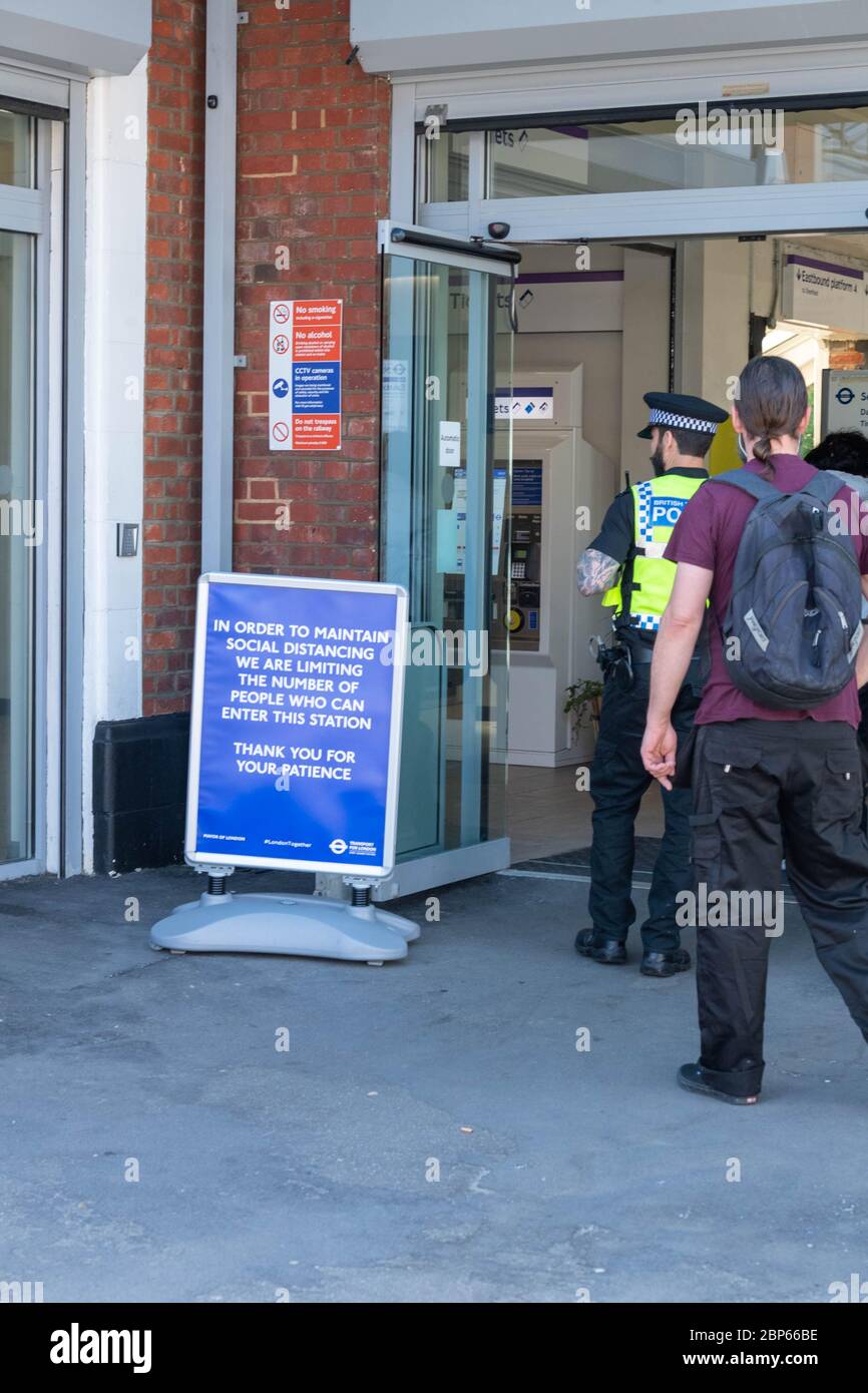 Brentwood Essex, 18. Mai 2020 Britische Verkehrspolizei im Dienst am TFLrail-Bahnhof in Brentwood Essex zur Massenkontrolle Quelle: Ian Davidson/Alamy Live News Stockfoto