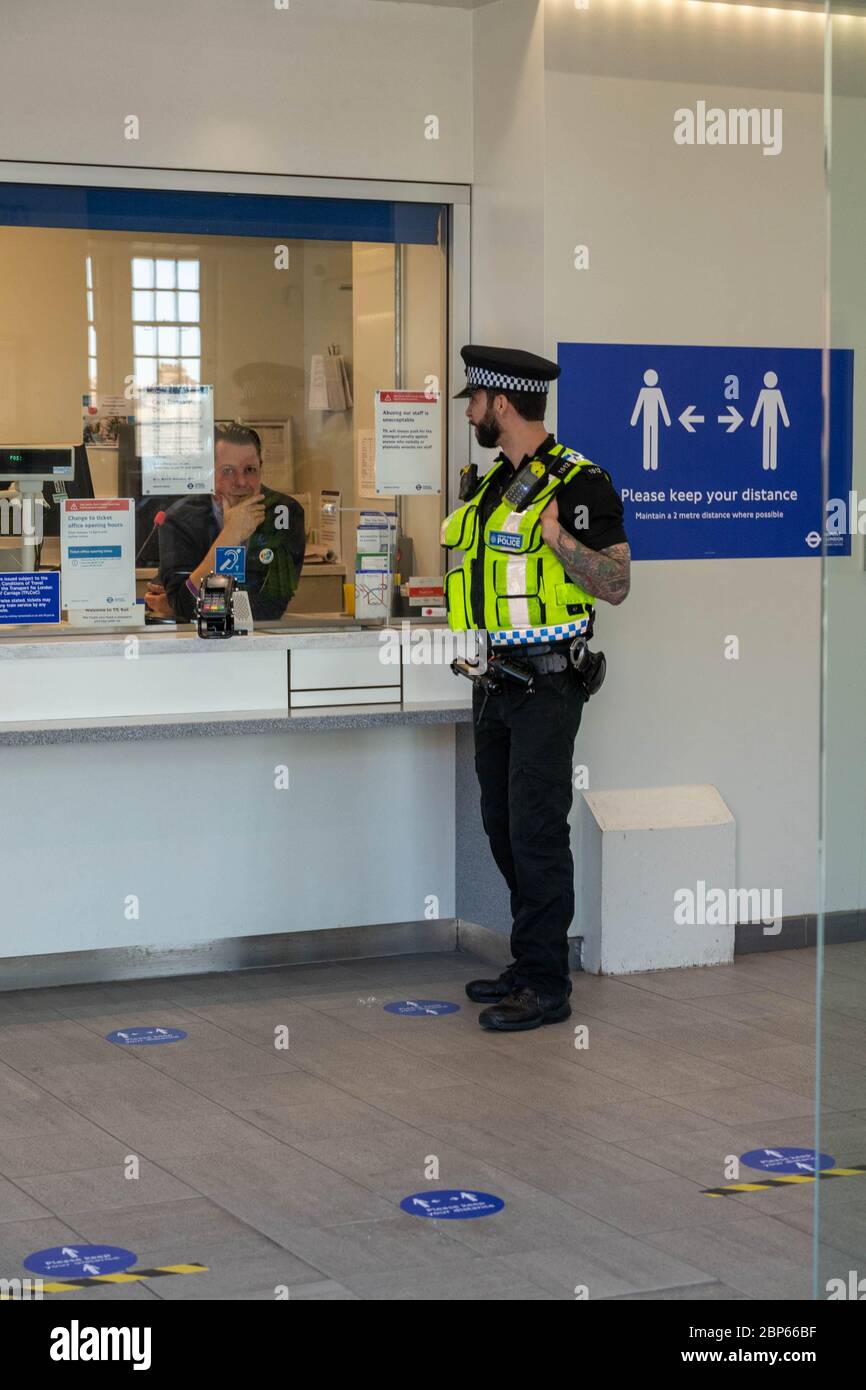 Brentwood Essex, 18. Mai 2020 Britische Verkehrspolizei im Dienst am TFLrail-Bahnhof in Brentwood Essex zur Massenkontrolle Quelle: Ian Davidson/Alamy Live News Stockfoto