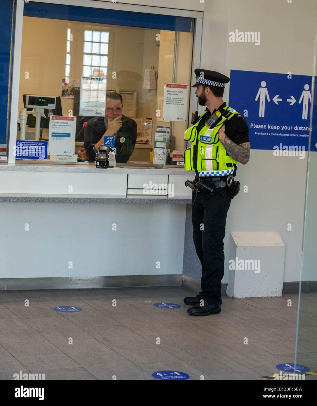 Brentwood Essex, 18. Mai 2020 Britische Verkehrspolizei im Dienst am TFLrail-Bahnhof in Brentwood Essex zur Massenkontrolle Quelle: Ian Davidson/Alamy Live News Stockfoto