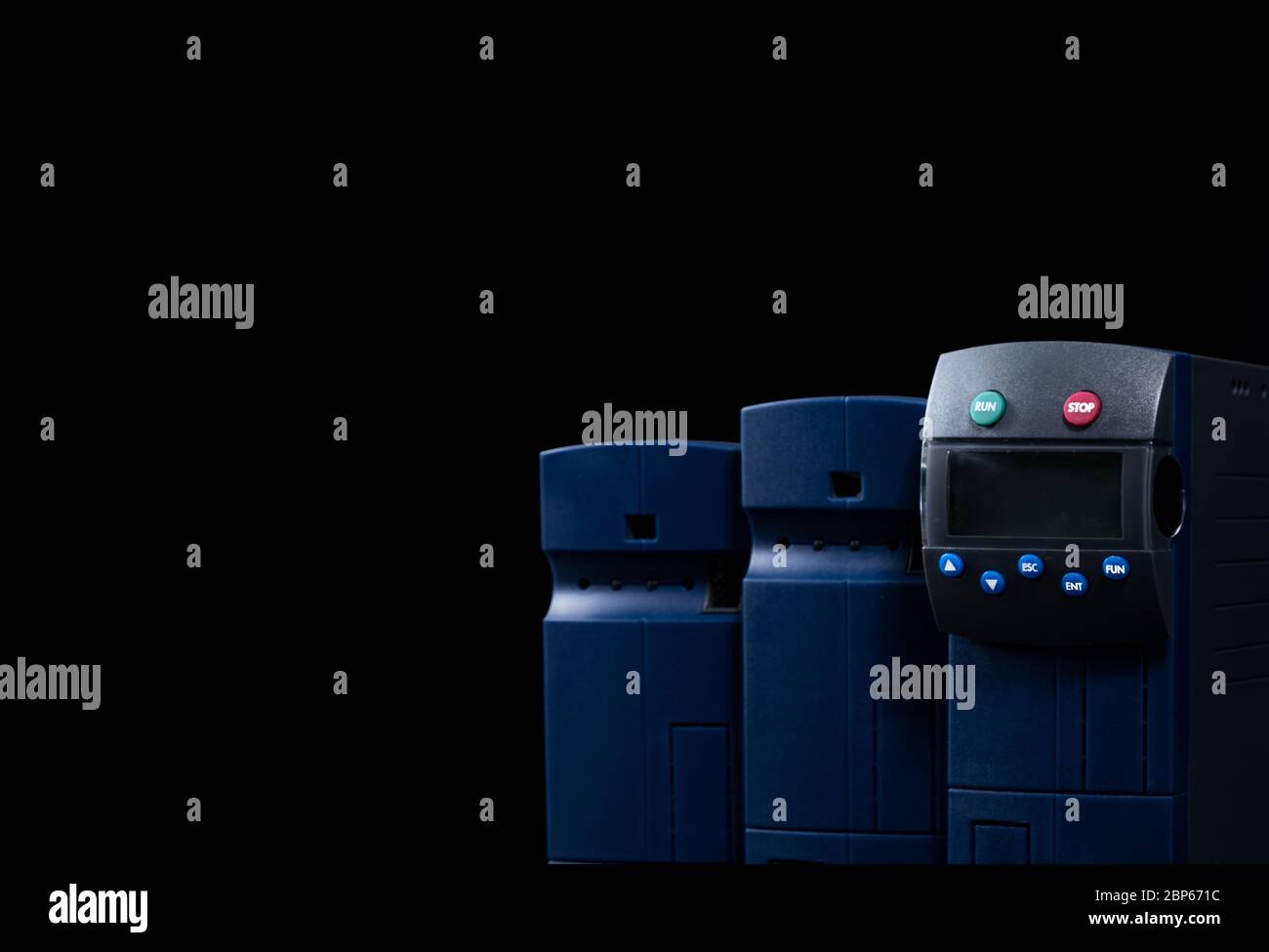 Frequenzumrichter. Drei Inverter-Controller auf schwarzem Hintergrund isoliert. Wechselrichter mit Start- und Stopp-Taste in grün und rot. Umrichter Stockfoto