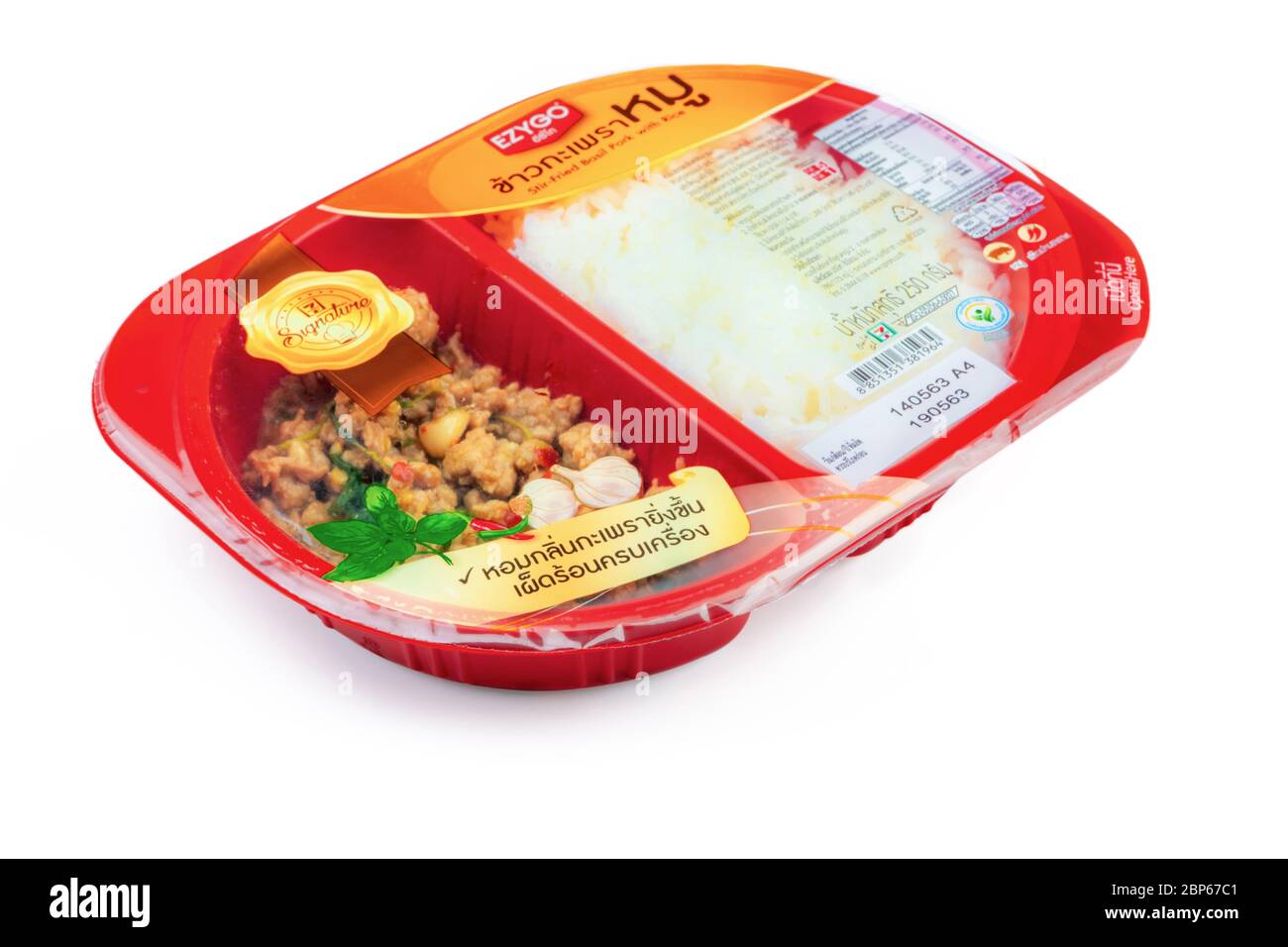 CHONBURI, THAILAND-MAY 15, 2020 : Stir-gebratenes Basilikum Schweinefleisch  mit Reis in roten Plastikbox Lebensmittelverpackung. Mikrowelle Essen für  unterwegs. Fertiggerichte. Essenspaket Stockfotografie - Alamy