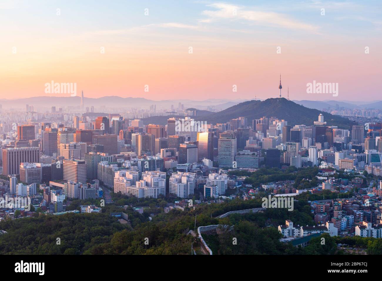 Seoul City Skyline und N Seoul Tower in Seoul, Südkorea. Stockfoto